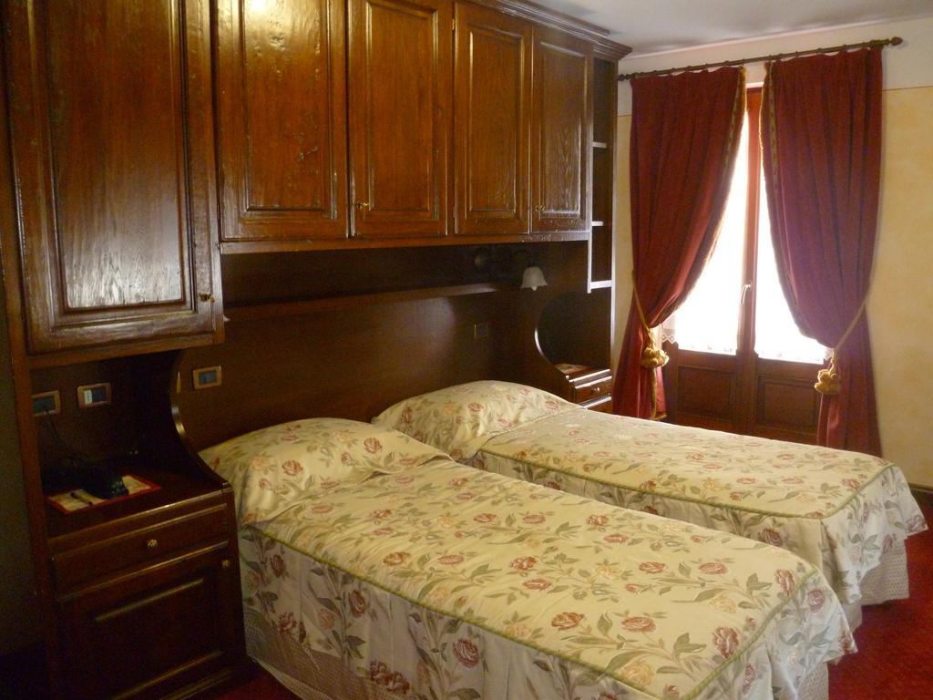 Hotel L' Aiglon Champoluc Zimmer foto