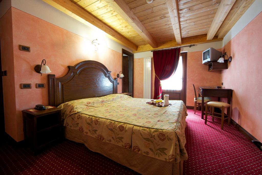 Hotel L' Aiglon Champoluc Zimmer foto