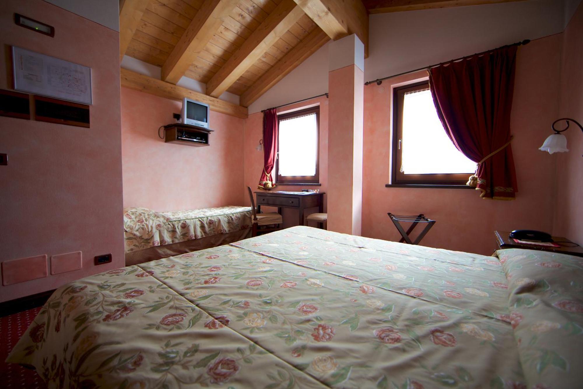 Hotel L' Aiglon Champoluc Zimmer foto